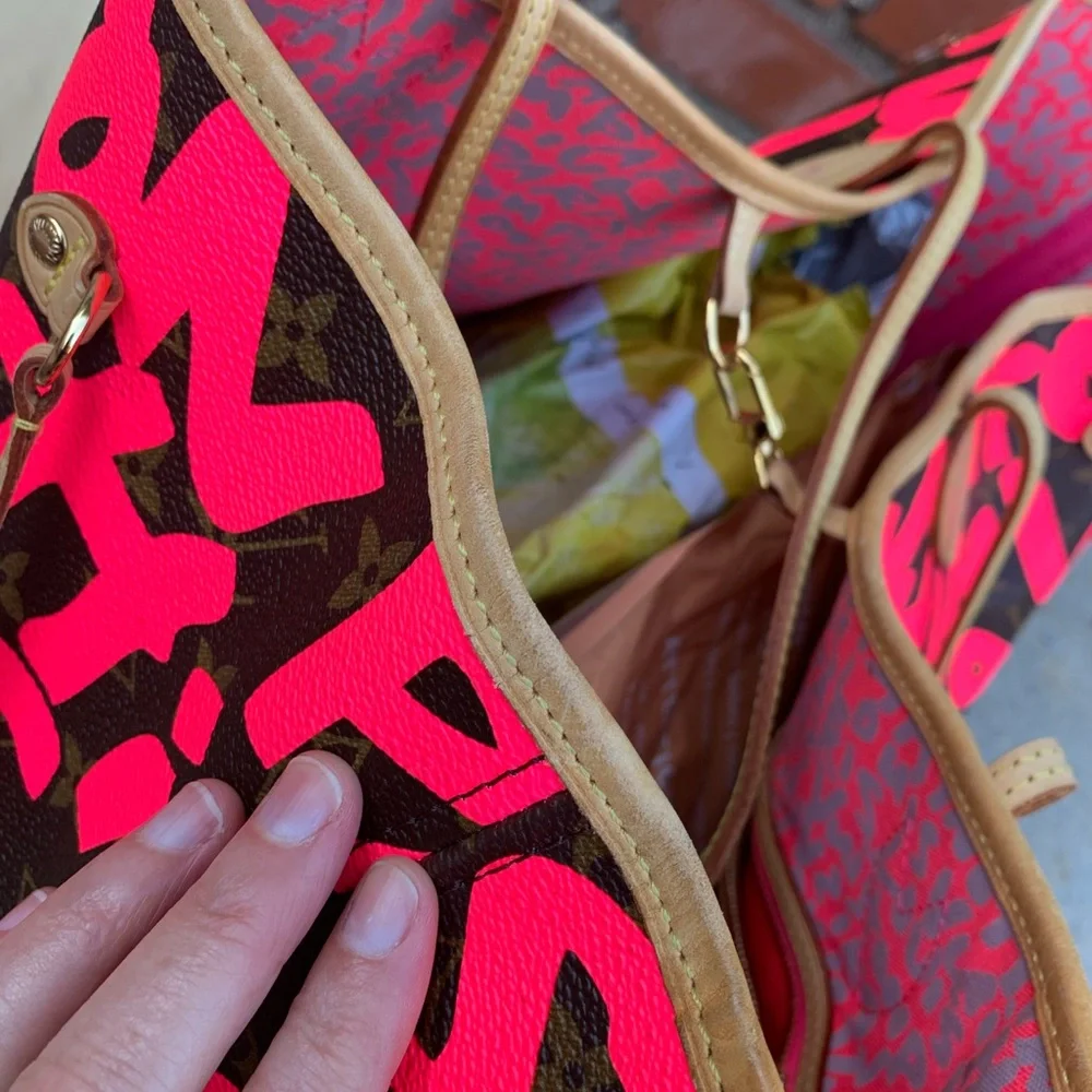 LOUIS VUITTON
Limited Edition Fuchsia Stephen Sprouse Graffiti Neverfull GM Bag - Picture 10 of 16